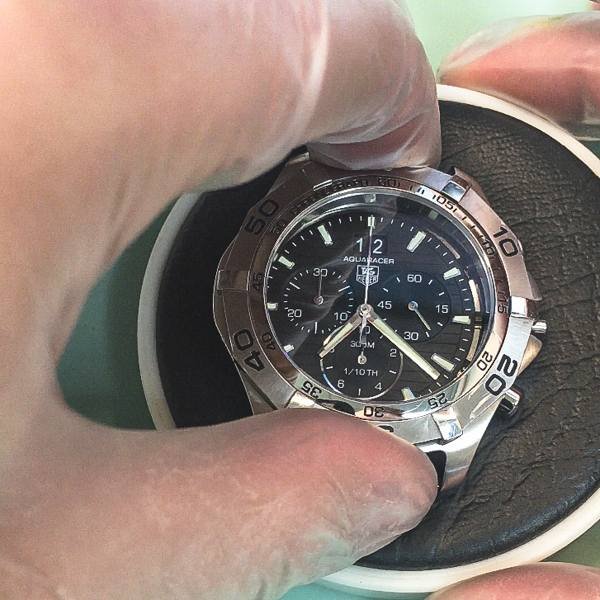 assembling the internal components back into casing Tag Heuer Aquaracer